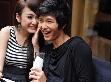 'Nguoi me nhi' Phuong Trinh lam duyen ben hot boy hinh anh