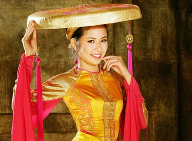 Kieu Khanh lot top 8 binh chon qua mang hinh anh