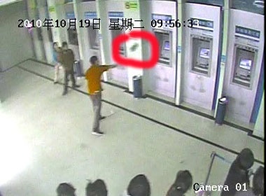 Di cuop ngan hang de duoc ngoi tu hinh anh