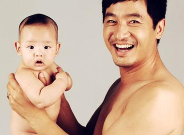 Quach Hieu Dong 'nude' cung con trai hinh anh