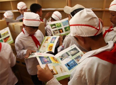 Canon tang Thu vien xanh cho hoc sinh ngheo hinh anh