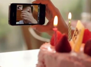 Am ap tinh thuong qua chiec iPhone 4 hinh anh