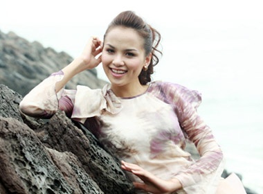 Diem Huong va hoa hau Trai Dat tham quan ganh Da Dia hinh anh