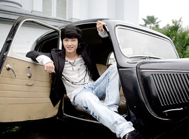 Hot boy Huynh Anh khoe dang ben xe co hinh anh