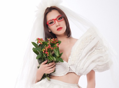 Trang Nhung deo kinh do dien vay cuoi sieu doc hinh anh
