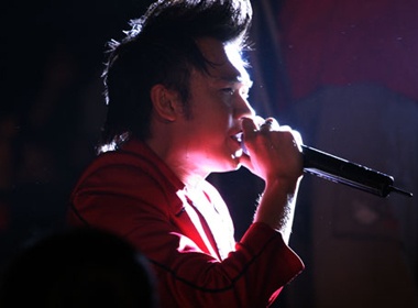 Duong Trieu Vu nghen ngao trong liveshow hinh anh