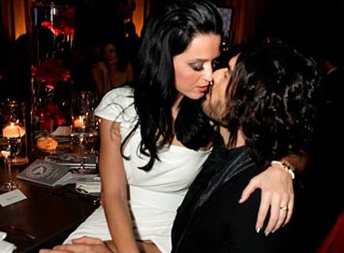 Khoanh khac Katy Perry ngat ngay hanh phuc hinh anh