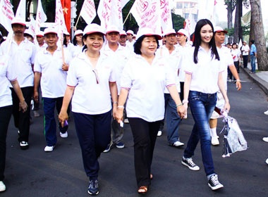 Truc Diem dong hanh cung nguyen Pho chu tich nuoc hinh anh