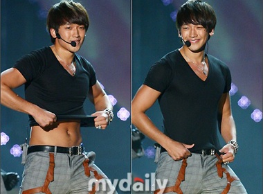 Bi Rain lam le coi ao tren san khau hinh anh