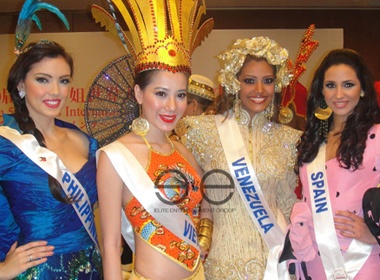 Chung Thuc Quyen noi bat trong trang phuc dan toc hinh anh