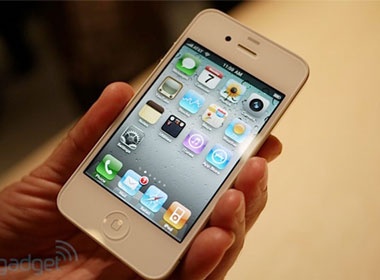 iPhone 4 mau trang lai bi hoan den dau nam 2011 hinh anh