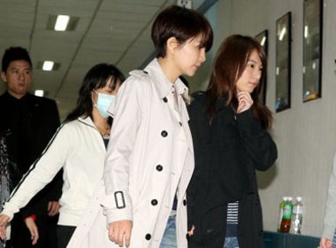 Ella va Hebe (S.H.E) bat khoc khi den tham Selina o benh vien hinh anh