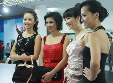 Nguoi dep khoe dang tai Viet Nam Motor Show hinh anh