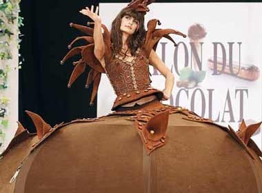 Trang phuc quyen ru lam tu chocolate hinh anh