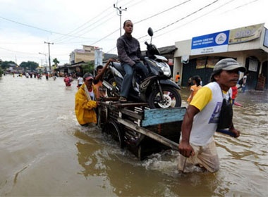 Da tim thay 343 thi the chet vi song than o Indonesia hinh anh