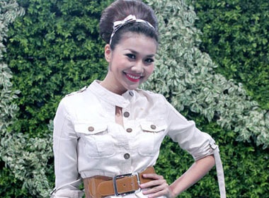 Thanh Hang ‘nua kin nua ho’ hinh anh