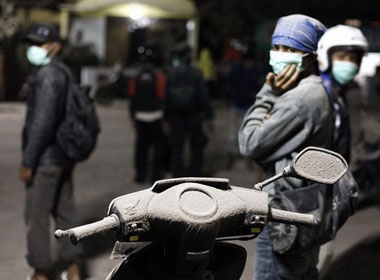 Indonesia lai khon don trong khoi bui nui lua hinh anh