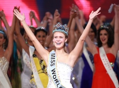 Phut dang quang cua Hoa hau the gioi 2010 hinh anh