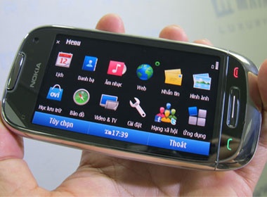 Nokia C7 chinh hang gia 8,9 trieu dong hinh anh