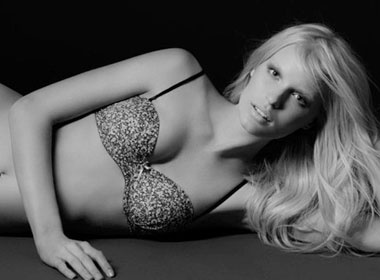 Ve dep hut hon cua bup be Thuy Dien hinh anh