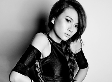 Thu Thuy quyen ru voi hai mau den trang hinh anh