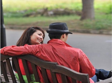 Minh Hang tinh tu ben chang trai la hinh anh