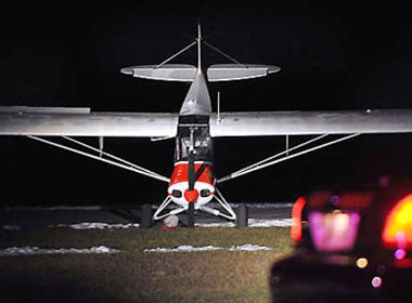 Danh cap may bay o can cu quan su hinh anh