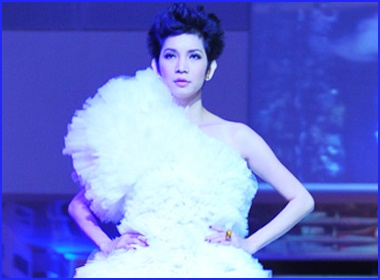 Xuan Lan bat ngo tai xuat san catwalk hinh anh
