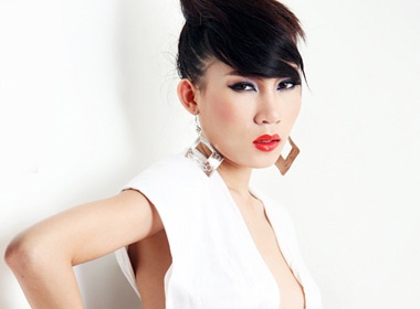 Nguyen Thi Diep 'tao bao' khoe hinh the hinh anh