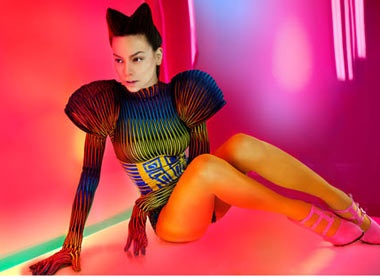 Ho Ngoc Ha trong trang phuc bo sat hinh anh