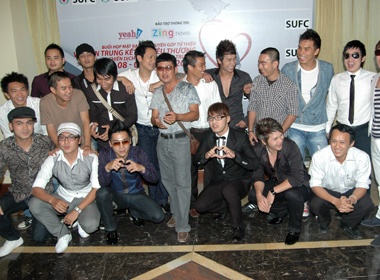 Doi bong nghe si 'dung do' doi bong cua Le Huynh Duc hinh anh