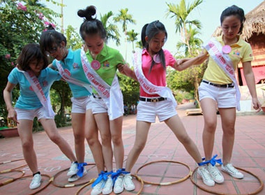 Miss teen cuoi het co trong ngay hoi the thao hinh anh