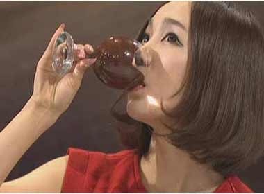 Co gai 6 nam an het 1,2 tan chocolate hinh anh