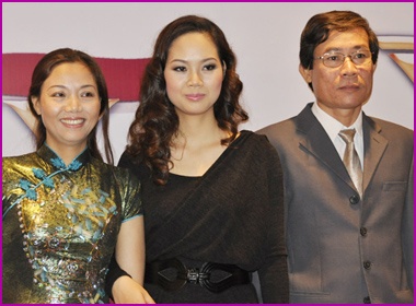 Hoa hau Mai Phuong 'khoe' bo me hinh anh