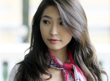 Khong Tu Quynh vuot bao lu den phim truong hinh anh