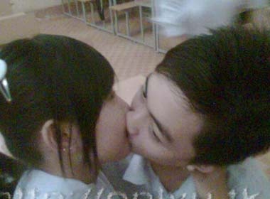 Clip hoc sinh hon nhau tren lop tran lan tren mang hinh anh