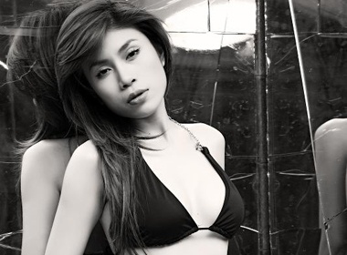 Uyen Trang khoe lung tran goi cam hinh anh