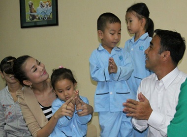 Quyen Linh, Thanh Hang vui dua cung benh nhi hinh anh