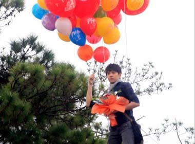 Ngo Kien Huy bay tren khong trung hinh anh