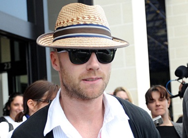 Ronan Keating hat dem chung ket Hoa hau Trai Dat hinh anh