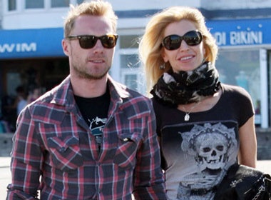 Ronan Keating cong khai xin loi vo hinh anh