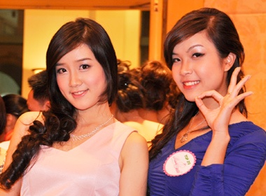 Xuan Mai duyen dang ben Miss Teen 2010 hinh anh