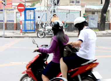 Hoc sinh vi pham giao thong: Hieu truong bi xem xet hinh anh