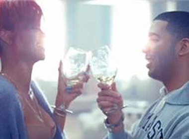 Rihanna khoe ban than trong MV moi hinh anh