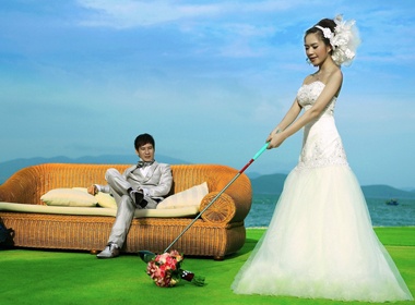 Ly Hai - Minh Ha lang man tren san golf hinh anh