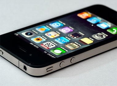 Nha mang tiep tuc cung cap nho giot iPhone 4 hinh anh