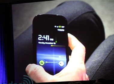 CEO Google 'khoe' dien thoai Nexus the he moi hinh anh