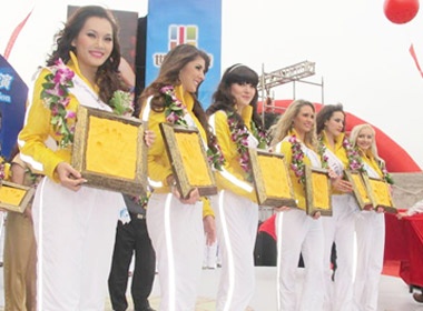 Ngoc Thach duoc chon vao top 6 in dau tay hinh anh