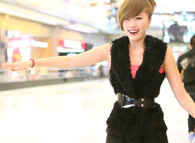 Bao Thy khoe tai truot bang hinh anh