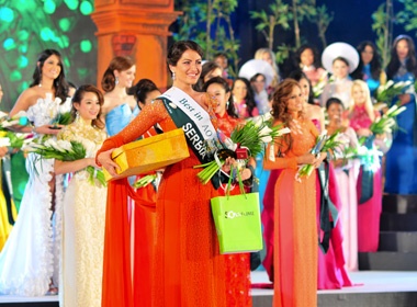 Diem Huong noi bat nhung khong lot top HH Ao dai hinh anh